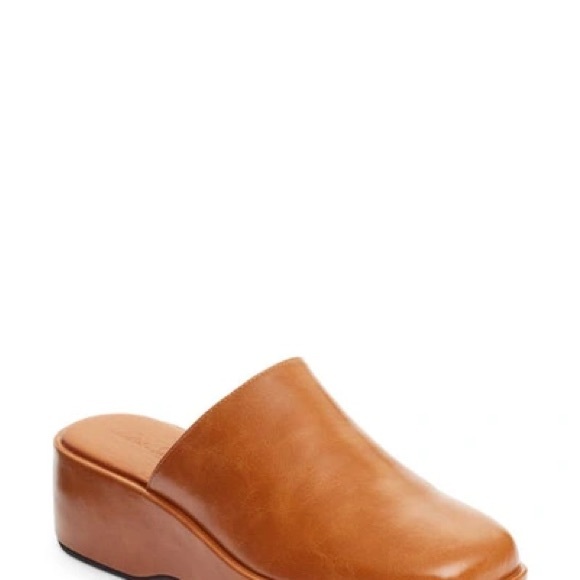 Lisa says gah Dakota clogs - Picture 2 of 5